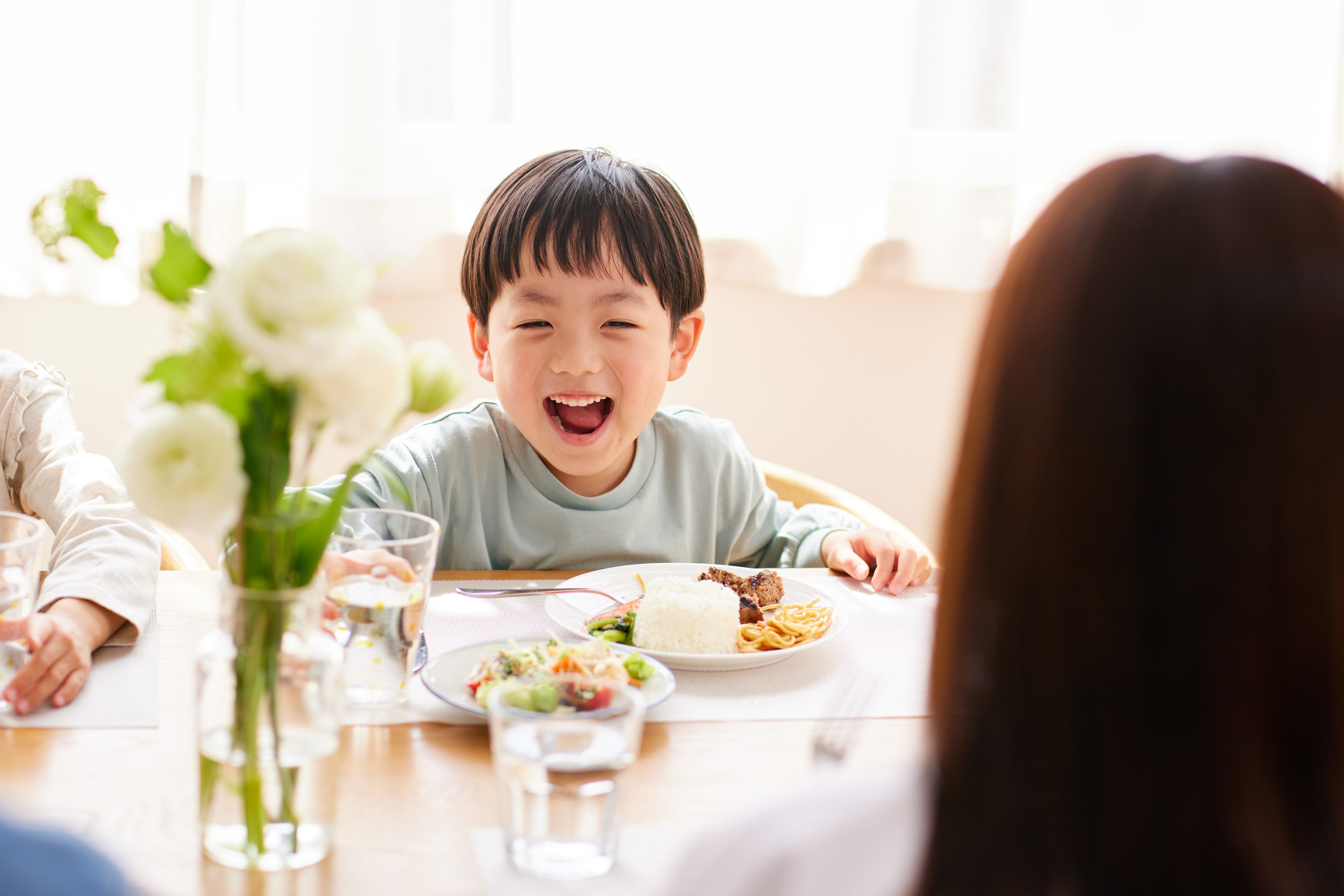 Uống đủ nước và ngủ đủ giấc giúp bé nhanh hồi phục