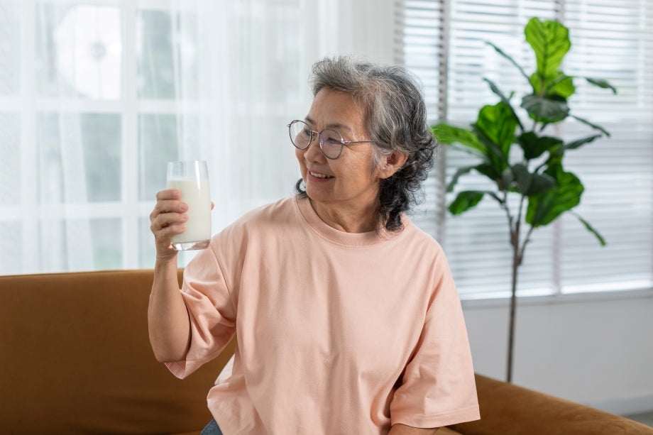 Chọn sữa có đạm Whey cho người lớn tuổi