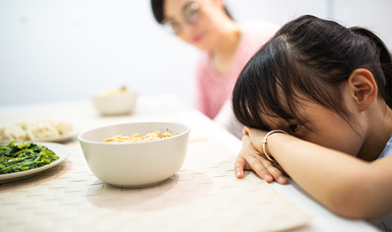 Với trẻ em biếng ăn, ba mẹ cần kiên nhẫn, không nên ép con ăn