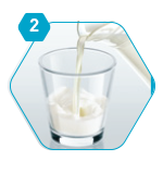 Thêm một lượng sữa vừa đủ ngập hết bột ThickenUp Clear (khoảng 50ml)